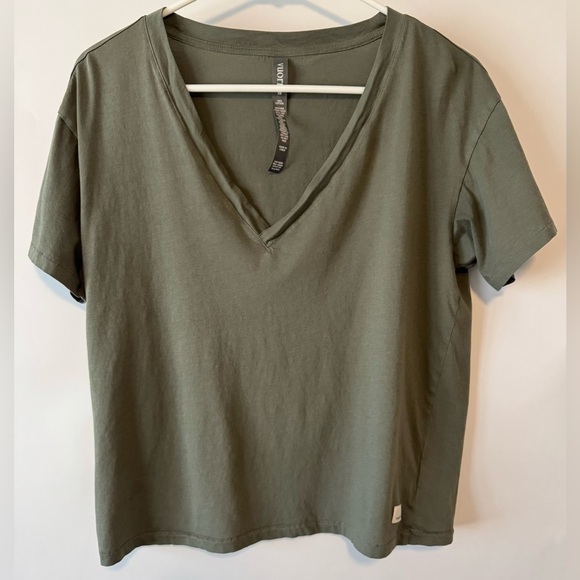 Vuori Women’s Sutton V Neck Tee - Picture 3 of 12